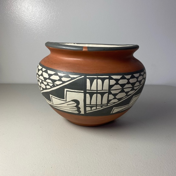Authentic Signed Pueblo Native American Pottery ‘93 - Picture 1 of 5